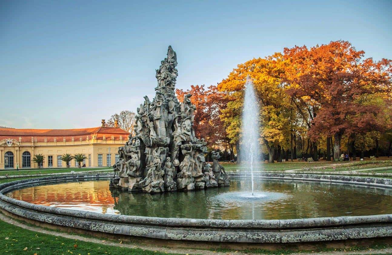 Der Brunnen und die Orangerie vom Schlossgarten im Herbst.