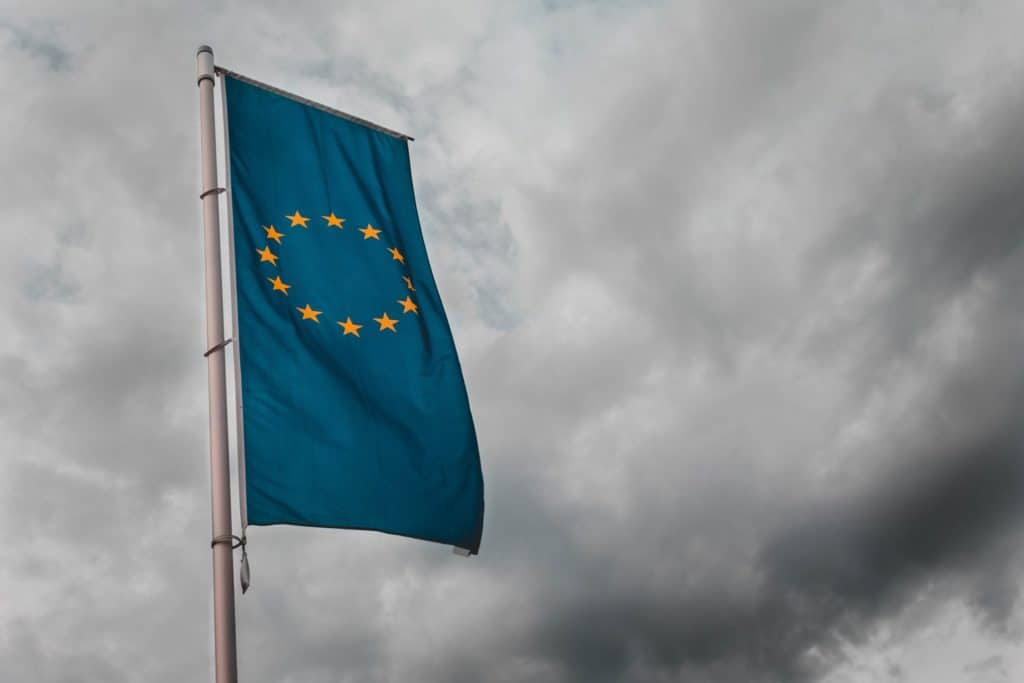 Europäische Flagge mit Himmel