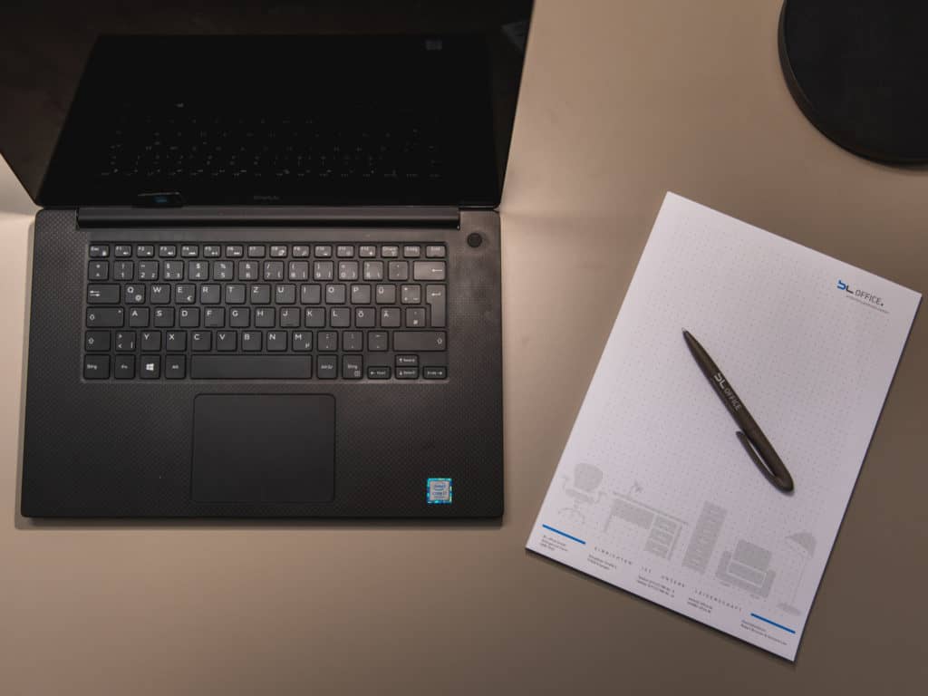 notebook-laptop-pc-mit-block-und-stift