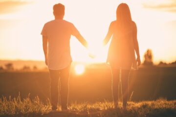 Mann und Frau im Sonnenuntergang