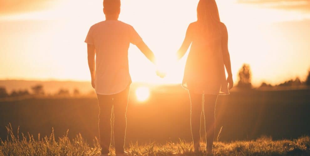 Mann und Frau im Sonnenuntergang