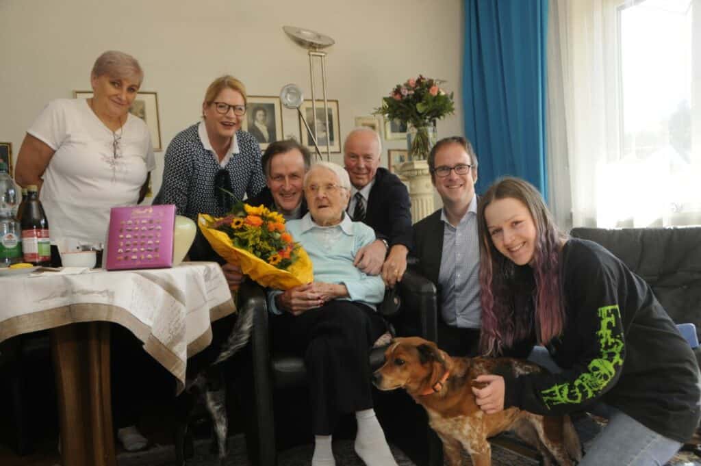 Erika Sachse und ihre Familie und der OB Florian Janik auf ihrem 107. Geburtstag. 