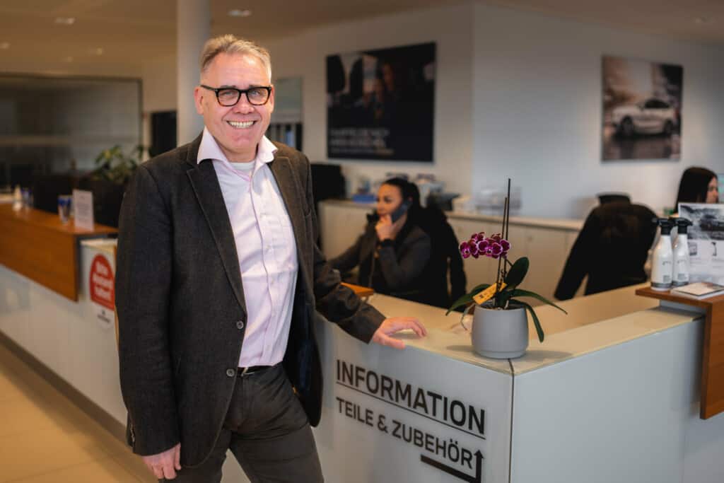 Bernd Nicol im Autohaus Wormser an der Informationstheke